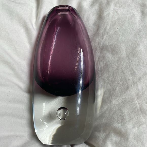 Orrefor Swedish signed Amethyst Art Glass vase. Signed Earnest Gordon  10.75in - Picture 2 of 6